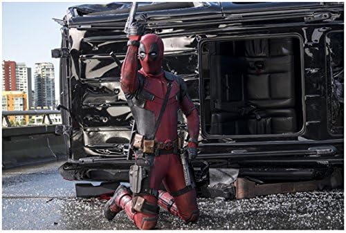 Deadpool 8 inch x 10 inch Fotografie Ryan Reynolds îngenunchiat pe drum lângă mașina flipped KN