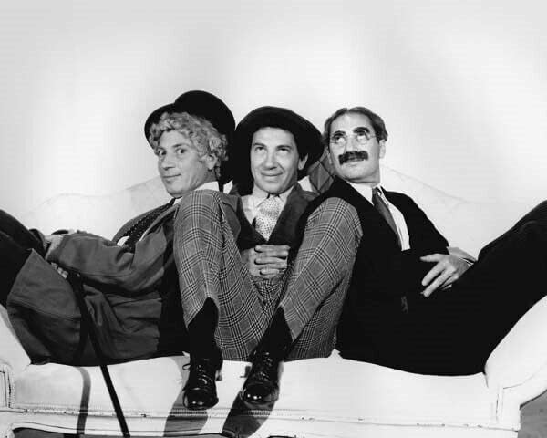 The Marx Brothers Great Pose of Harpo Chico & Groucho pe canapea 8x10 inch Foto