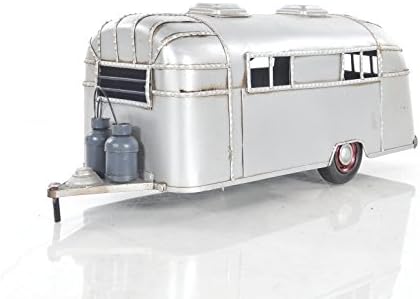 Old modern artizanal trailer de camping, mic, argintiu