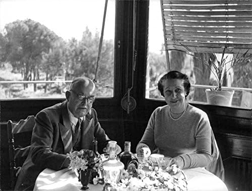 Fotografie de epocă a lui Vincent Auriol și soția care stă la masă.