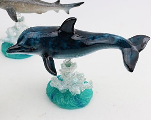 Dolfin pe statuie de bază de coral albastru alb vitrat ~ Wiggles Jiggles Sea Creature Dolphin pe figurina de recif de corali