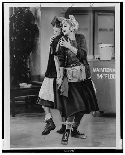 HistoricalFindings Foto: 1966 Carol Burnett și Lucille Ball care interpretează skit îmbrăcat ca femei curățate