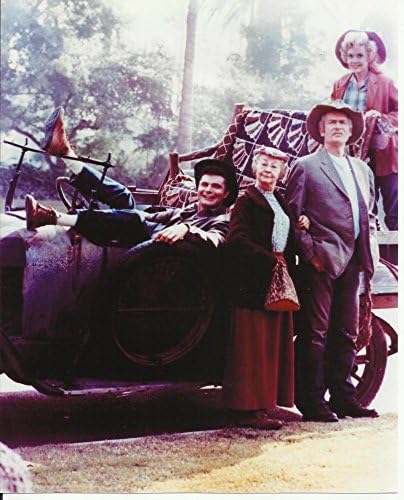 The Beverly Hillbillies Buddy Ebsen ca Jed Clampett Irene Ryan, ca bunica Daisy Moses, în picioare lângă camion și Donna Douglas